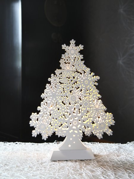 Tree w snowflakescut white LED